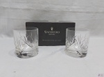 Par de copos de whisky em cristal Waterford lapidado. Medindo 8cm de diâmetro x 9cm de altura.