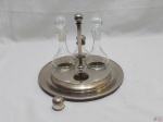 Galheteiro com 3 peças em vidro e suporte em prata 90 Soppil Wolff. Medindo a galheta 16cm de altura. Acompanha 2 galhetas, 1 saleiro, suporte e a tampa do pimenteiro.