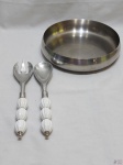 Saladeira em aço inox Meridional com par de talher de salada em aço com pega em porcelana. Medindo a saladeira 28cm de diâmetro x 6cm de altura.
