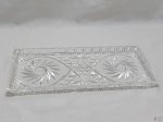 Travessa retangular rasa em grosso cristal lapidado. Medindo 39cm x 17cm