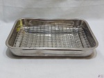 Travessa retangular, assadeira, grill em aço inox da marca Etna. Medindo 42cm x 31cm x 6cm de altura.