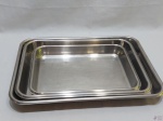 Jogo de 3 travessas, tabuleiros retangulares em aço inox Meridional. Medindo o maior 42cm x 30cm x 3,5cm de altura.