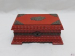 Caixa retangular em madeira com patina vermelha e acabamento em metal. Medindo 11,5cm x 17,5cm x 7cm de altura.