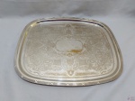 Bandeja retangular sem alça em prata 90 com fundo cinzelado. Medindo 50cm x 42cm. Leve desgaste no banho.