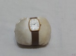 Relógio feminino de pulso à corda da marca Technos folheado à ouro com pulseira em couro. Medindo o mostruário 3cm x 2,5cm.