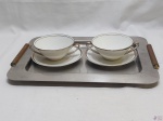 Par de xícaras de consume em porcelana Real com friso prata e bandeja retangular em aço inox. Medindo a bandeja 39,5cm x 28,5cm.