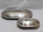 Lote de travessa oval com tampa e manteigueira em aço inox Backer. Medindo a travessa 41cm x 26cm x 3cm de altura sem tampa.