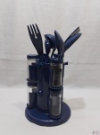 Suporte com de 6 potes para tempero, 6 talheres de servir, etc. Medindo o suporte 21,5cm de altura.