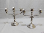 Par de castiçal com 3 braços em prata 90 Wolff. Medindo 24cm de altura x 24,5cm de largura x 11cm de diâmetro de base.
