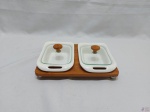Par de petisqueiras em porcelana com suporte em madeira e tampa de vidro. Medindo o suporte 23cm x 17cm x 3cm de altura;