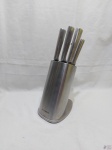 Cepo com 5 facas e 1 chaira em aço inox da marca La Cuisine. Medindo 34,5cm de comprimento.