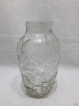 Vaso Floreiro em vidro ricamente moldado. Medindo: 24 cm de altura x 13,5 cm de diâmetro de bojo.