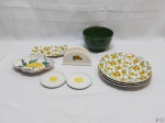 Lote diverso em porcelana, composto de pratos rasos, porta guardanapo, etc. Medindo o bowl verde 14cm de diâmetro x 9,5cm de altura.