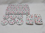 Jogo de 6 peças em porcelana Emano floral, composto de 2 petisqueiras, 6 descansos de copo e um bandeja retangular. Medindo a bandeja 36cm x 25cm.