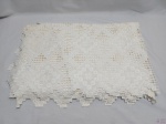 Linda Toalha de mesa Retangular Branca. Peça em ótimo estado de conservação. Medindo:240 x 160 cm.         OBS: peças  pode conter  marcas de guardado.