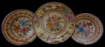 Arte Contemporânea.                                                                                           Conjunto de três pratos em cerâmica rústica Português. Apresenta decorações em reserva com flores.  Assinado e numerados. 32, 33 e 34. Med. 24,3 cm. / 20,5 cm. / 18,5 cm.                                                                                                Em, perfeito estado.