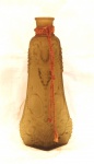 Garrafa em vidro, decoração em alto relevo representando, parreiras.                                                                   Medidas:  Alt. 27.5 cm.