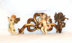 Conjunto, três esculturas moldadas no plastico representando anjos musicistas.                                                                                        Com marca: Depose Italy.                                                                                                              Medidas:  Alt. 10 cm.                                                                                                                         Mais pequena talha de parede em resina pintada.                                                                  Medidas: 10 x 24 cm.