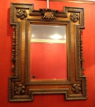 Espelho de parede retangular, bizotado estilo Inglês, moldura,                                                              com ornamentações representando por 04 florões e monograma. Séc. XX.                                                                                         Medidas:   Alt. 158 cm. x Larg. 126 cm.
