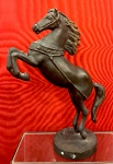 Cavalo                                                                                                                                                Escultura em bronze representando,                                                                                              Cavalo empinando sobre base redonda de bronze,                                                                             não apresenta assinatura.                                                                                                                          Altura 33 cm. 