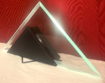 Luminária de mesa, com placa cristal,                                                                                                    em forma de triângulo Italiana com a marca, T.C.I                                                                                                                       Altura 44 cm.  x Compr. 44 cm