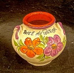 Pequeno bowl em cerâmica esmaltada portugues,                                                                  decorado com flores. Medidas: Alt. 08 cm.
