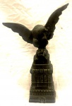 Escultura em peti bronze, representando Águia com cobra no bico.                                                                                             Alt. 27 cm.
