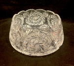 Bowl em cristal europeu,                                                                                                              decorado com lapidações, geométricas e estrelas.                                                                                 Alt. 11 cm. x Diâm. 25 cm.  