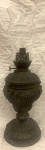 Lanterna a óleo em peti bronze,                                                                                            decoração em alto relevo representando flores,                                                                           acompanha manga em vidro.                                                                                                              (Lanterna precisa ser restaurada)                                                                                                          Altura 39 cm.