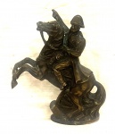Napoleão a cavalo                                                                                                                          Escultura em bronze,                                                                                                           representando napoleão a cavalo.                                                                                                          (Espada quebrada)                                                                                                                                           Alt. 14 cm. x Compr. 12 cm.  