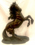 Escultura em cerâmica patinada                                                                                           representando, cavalo empinando.                                                                                                                Alt. 46 cm.
