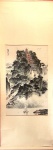 Rolo chinês séc. XX.                                                                                                                                  pintura em papel de arroz Vista Templo                                                                                         Assinada, apresenta carimbo vermelho.                                                                                            Medidas: 82 x 50 cm. só a pintura. 171 x 50 cm. rolo aberto.