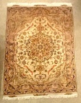 Tapete Tabriz, apresenta assinatura                                                                                                                                        140 x 195 cm.