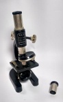 Microscope Junior - Nº 102 - Na caixa original - Y.K.S. 100x 150x 200x 300x 400x 500x - Necessita de restauro na haste. Conforme fotos - Medida da peça: 14 cm de altura aprox.