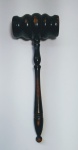 Antigo Martelo de madeira utilizado em ritual maçônico - Medida: 21 x 8,8 cm.