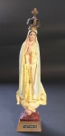 Escultura em resina representando Nossa Senhora de Fátima - Portugal - Coroa em metal cobreado - Conforme Fotos - Medida: 19,5 cm de altura.