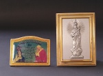 Dois Lindos e Antigos Adornos de Mesa Religiosos - Representando N. Sra Samero (em metal dourado com imagem em resina acrílica) e N. S. Dos Remédios (em Baquelite e plaquinha em metal prateado) - Medida maior: 10,5 x 7,5 cm.