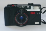 Antiga Máquina Fotográfica YASHICA MF-3 SUPER - Funcionando com 2 pilhas AA e flash disparando - Medida: 12,5 x 7 x 5,5 cm.