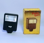 Flash Unit - Sem uso! Na caixa original -  GN, ASA 100 (DIN 21) Medida: 11 x 7,5 cm.
