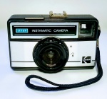 KODAK Instamatic - 177XF - Câmera usa filme: 126. Made in Brazil. Dispositivos de acionamento funcionando porém não testada com filme. Analógica. Em bom estado. Medida: 11 x 7 x 5,5 cm.