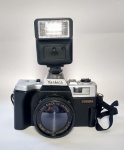 Câmera YASHICA 2000N, Modelo: FOCUS FREE 1:6.3 e Flash - Made in Japan - Funcionando! Disparando - Medida da câmera com o flash: 19 x 14,4 x 9 cm.
