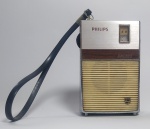 Antigo e Raro Rádio de bolso Philips - modelo: Parceiro - Funcionando com 2 pilhas AA - Estrutura em baquelite e metal - Medida: 10 X 6,5 X 3,5 cm.
