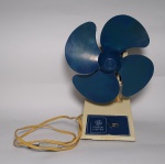 Antigo ventilador de mesa ou parede - GENERAL ELECTRIC - FUNCIONANDO - Hélice e a base em plástico rígido - Obs: Não possui grade da hélice e pequeno restauro na parte de trás - Medida: 26 x 19 x 13 cm.