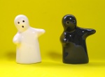 Dois lindos saleiros em porcelana - Formato de fantasminha - Souvenir de Paris - Medida: 8 x  5 x 3 cm.