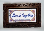 Lindo quadrinho com moldura entalhada com o fundo em azulejo pintado do ''Beco do Caga Osso'' - Medida: 21 x  13,5  x  1,5 cm.