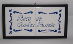 Quadro de parede moldura em parede com fundo de azulejo pintado representando ''Beco do Quebra Bunda'' - Medida: 33,5 x 18 x 1,5 cm.