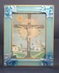 Antigo e lindo Quadro Representando imagem de Jesus crucificado. Moldura em madeira laqueada decorado com apliques de alumínio. Proteção em vidro. Medida: 32 x 26 cm.
