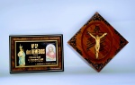 Dois Antigo Quadros Religiosos em madeira - Sendo Cristo crucificado, ao fundo escultura de Jesus em plástico rígido. E o outro quadro representando Nª Sª dos Remédios '' Abençoai o Nosso Lar'' Lamego Portugal. Moldura em madeira laqueada e proteção em vidro. Medida de cada: 20 x 20 x 2,5 cm. e 17,5 x 12,5 x 2,5 cm.