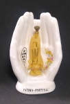 Lindo Adorno de Mesa em Porcelana portuguesa - Ao Centro possui imagem de Nossa Senhora de Fátima-Portugal, em material sintético - Medida: 13 x 7 x 5,5 cm.