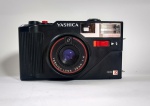 Antiga Máquina Fotográfica YASHICA MF-3  - Funciona com 2 pilhas AA - Mecanismo disparando - Flash não foi testado. Vendido no estado -Medida: 12,5 x 7 x 5,5 cm.